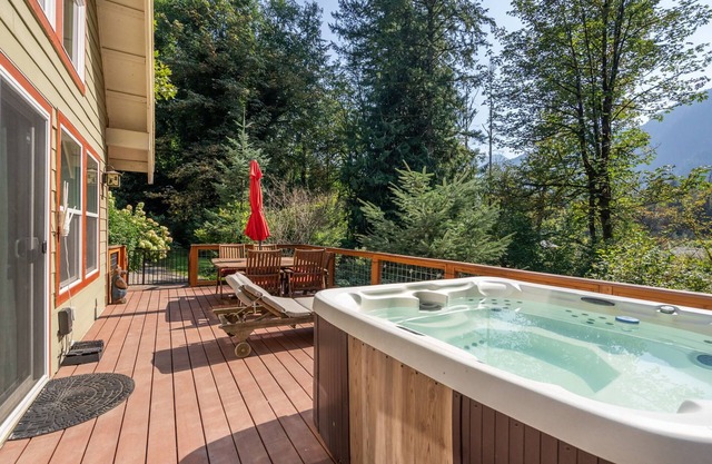 Galena's Getaway: Spacious & bright riverfront home in Cascades w/hot tub on gorgeous 3 acres