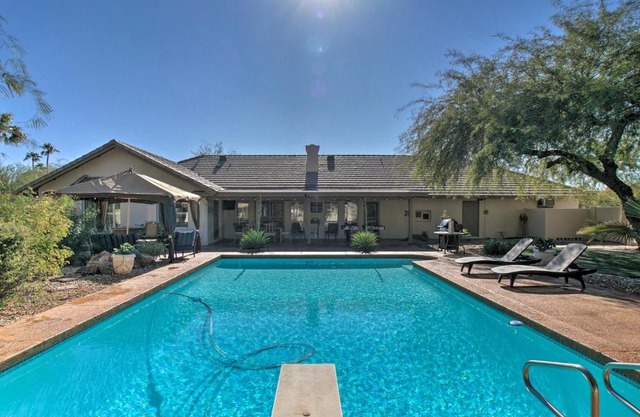 Game Room, Fire Pit and Putting Green Glendale Home