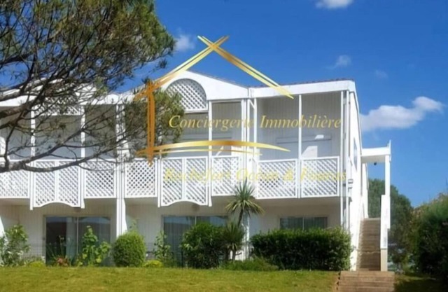 Garden apartment with sea view and swimming pool