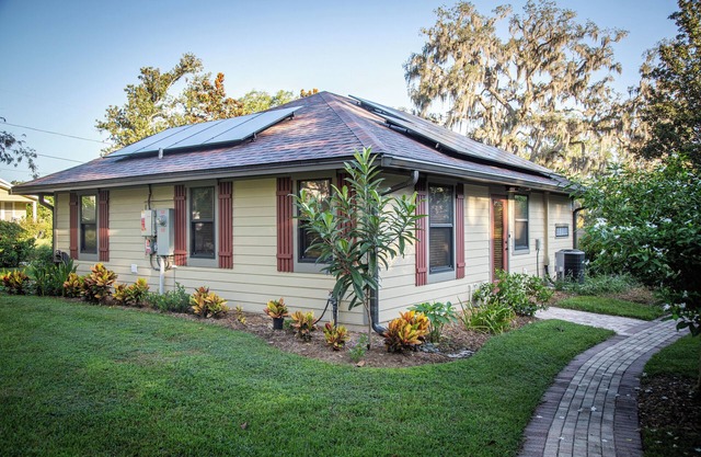 Garden Cottage Within Walking Distance to Downtown Brooksville