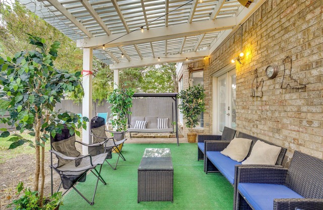 Garden Patio & Fire Pit: Mesquite Home Near Lakes