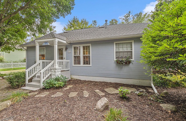 Garden-style cottage with easy beach access, screened porch & small yard