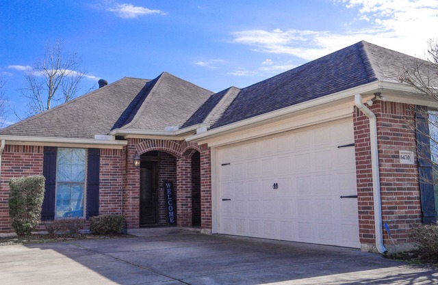 Gated Community entire house w/ fenced backyard