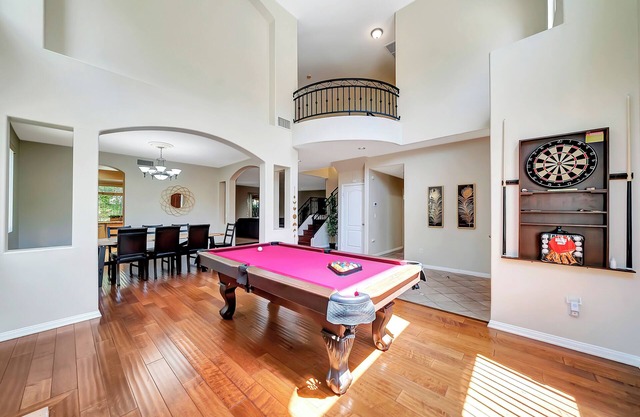 Gated King-Suite Villa W Pool Table & Fireplace!