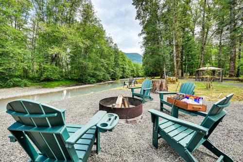 Gateway to Mt Rainier Riverfront Haven with Hot Tub