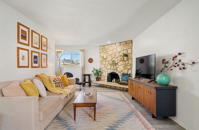 Gather & Stay- whole house, full kitchens, free parking, cozy, 6BR, sleeps 16