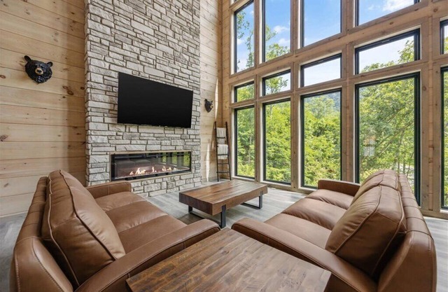 Gatlinburg Luxury Cabin: Hot Tub, Arcade, Accessible Suite, Treehouse Vibe