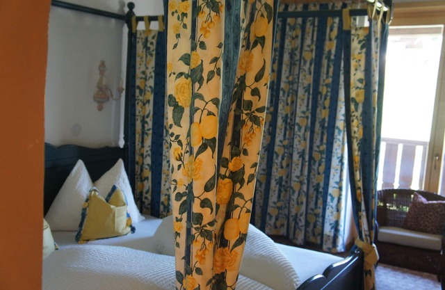 Gemütliche Ferienwohnung mit Grossem Sonnenbalkon und Geheiztem Schwimmbad,