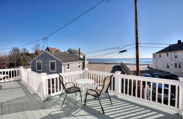 Gem by the Sound - Fairfield Beachside Rental