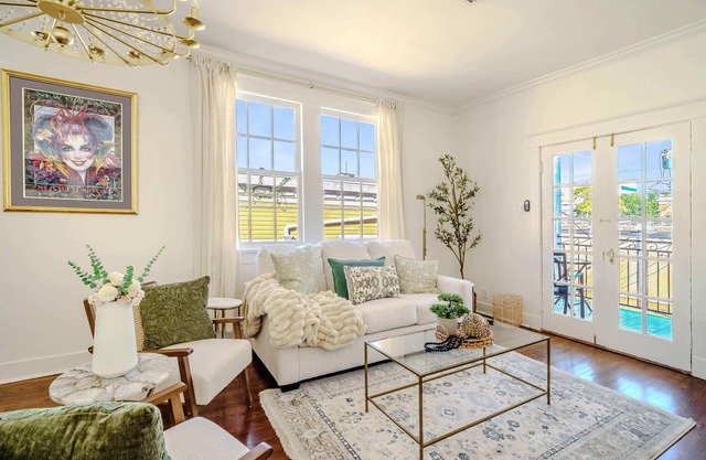 Gem* Gated Parking, Balcony, Yard: near Superdome
