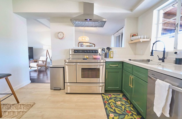 Gem Show Hub - Quiet Pet-Friendly Hot Tub