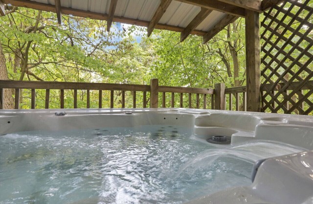 Gentle Breeze: The Evergreen: Romantic Secluded Getaway