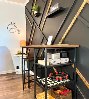 Getaway Villa- 3 mins to Mohegan- Fully Stocked with Two Full Beds & Fireplace- Jacuzzi, Saltwater Pools, Sauna