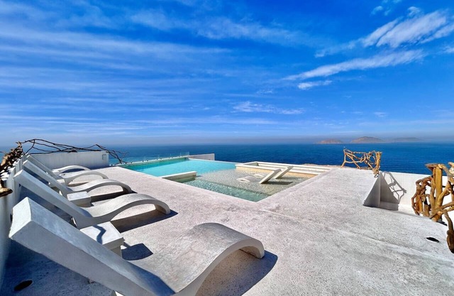 Getaway with Incredible Ocean View By GPS Rentas