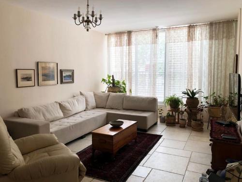 Geula Next To The Beach 2 Bedroom - By Vacay