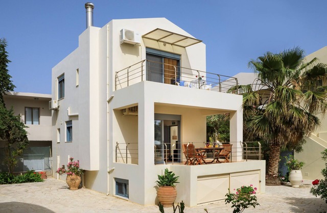 Giannis Beach villa in Almirida,no car needed