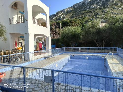 Giannis Gerakios apartments by climbing house