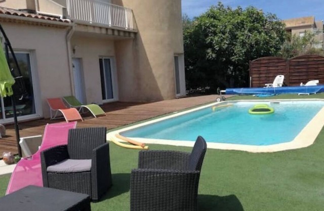 GIENS, T2 in owner's villa with swimming pool