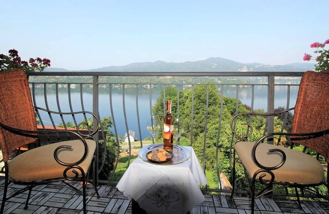 Giglio flat with wonderful lake view and Jacuzzi.