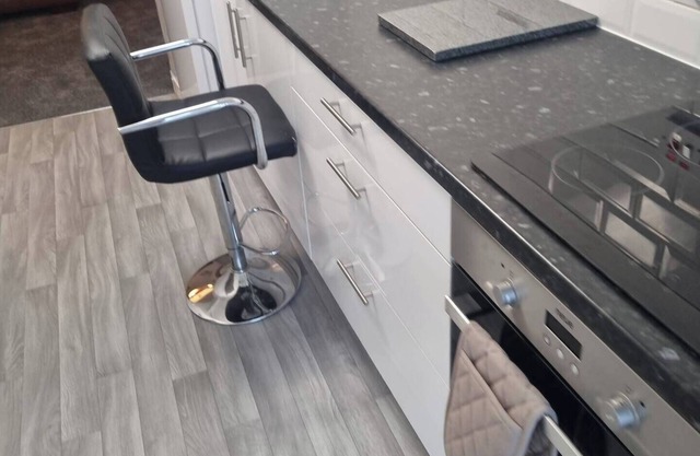 Gillingham 4-bed Stay - Wifi, Parking, Ldn Access