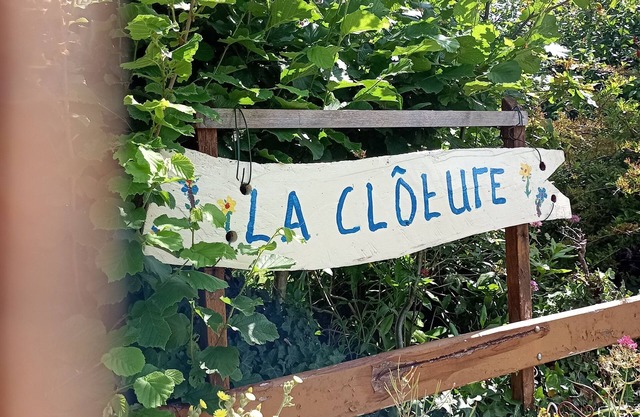 Gîte "B & B" La Clôture "Josselin a tourist town with beautiful chateau.