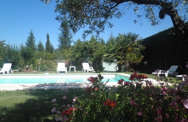 GÏTE 'Cezanne' In A Farmhouse In Quiet, Pool, Quality Of Services