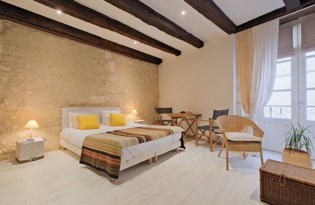 Gîte D’ici et d’Ailleurs – Authentic Charm in the Heart of the Historic Center with Wi-Fi