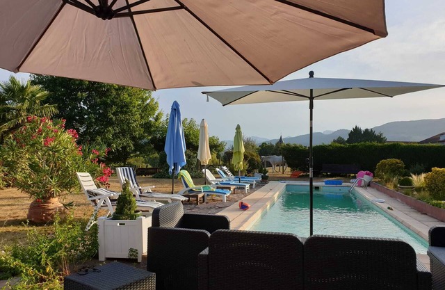 Gîte for 2 people; on one level; with shared swimming pool;