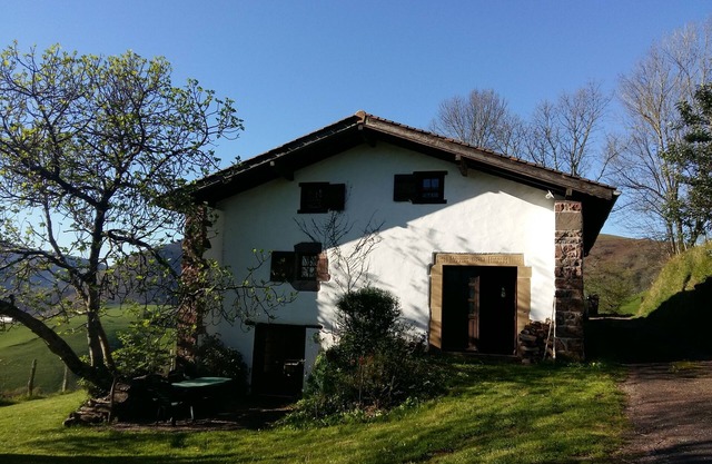 GITE ITOLA, large detached and isolated house on the heights of BIDARRAY