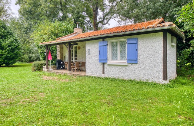 Gîte La Cascade - Domaine l'Étang des Mirandes with Shared Pool