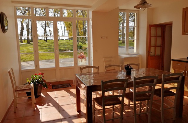 GITE: LARGE HOLIDAY HOUSE IN THE COUNTRY WITH BILLIARD, LARGE LIVING ROOM