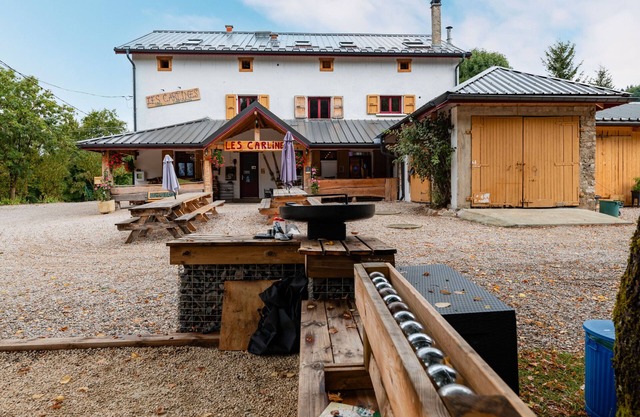 Gîte 'Les Carlines' with Mountain View, Shared Terrace and Wi-Fi