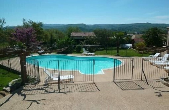 GITE parc naturel du LUBERON swimming pool