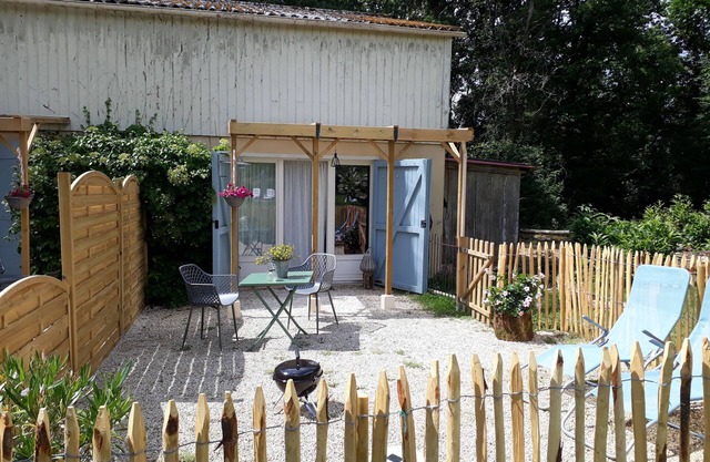 Gîte Pèr (dog friendly), with swimming pool. In the heart of the Dordogne!