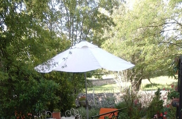 GITE RUOMS LANDSCAPED GARDEN WITH 3 ROOMS NEAR THE RIVER AND TOWN CENTER