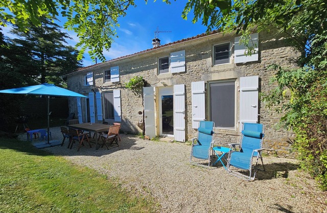 Gîte with heated swimming pool and boules pitch. Charm and serenity. Pets allowed