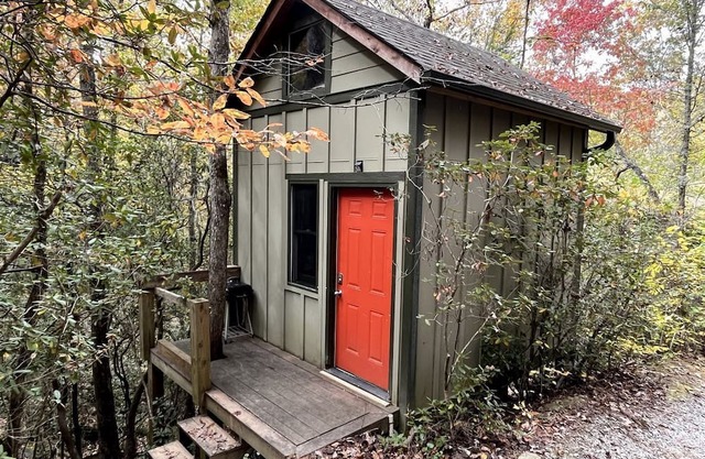Glamping Treehouse Nestled by the Chestatee River, Perfect for Families or Friends Seeking adventure and Relaxation in Dahlonega, Georgia