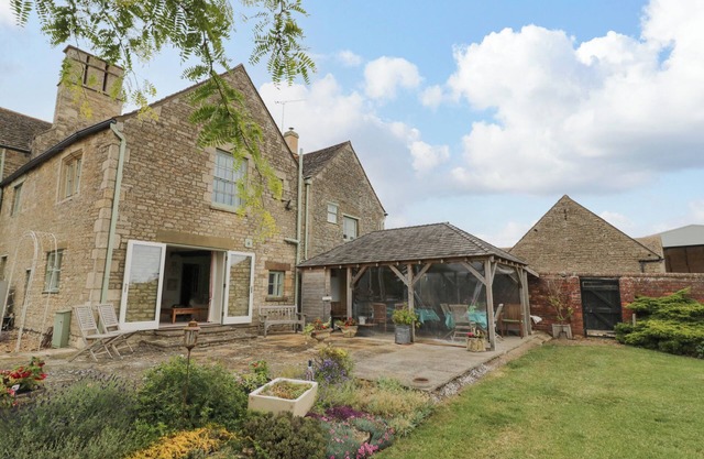GLAPTHORN MANOR, pet friendly, character holiday cottage in Oundle