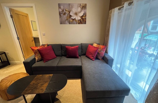 Glastonbury Gem, 2 Bedroom Apt, Overlooking High Street, Sleeps Up To 5