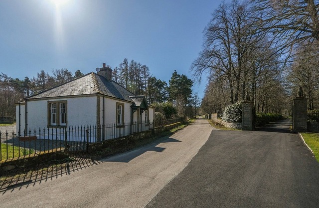 Gledfield Gate Lodge is wonderful, traditional cosy cottage that has been refurbished throughout.