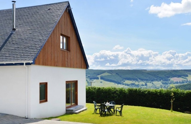 GLEN VIEW LODGE, pet friendly in Drumnadrochit, Loch Ness