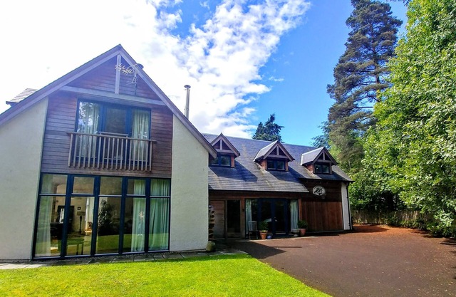 Glenardle Lodge-spacious and stylish woodland retreat+hot tub