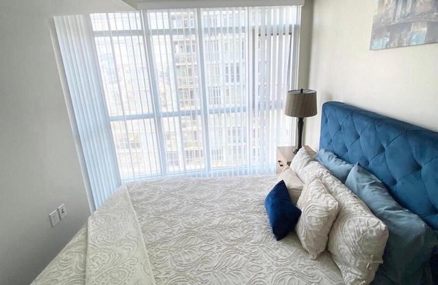 GLOBALSTAY. Charming Lake View 1bd+den in Downtown