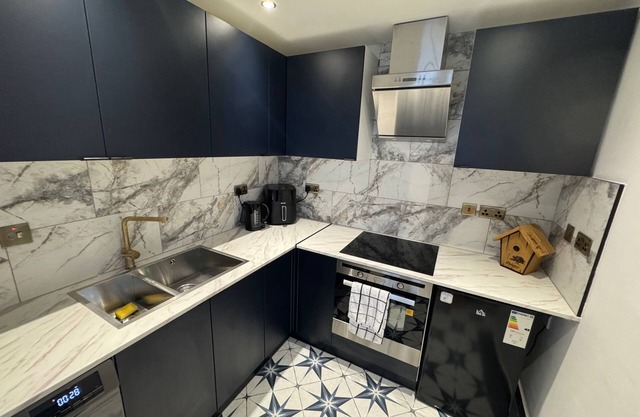 Gloucester - Apartment - Sleeps 2 - Parking - 97ws