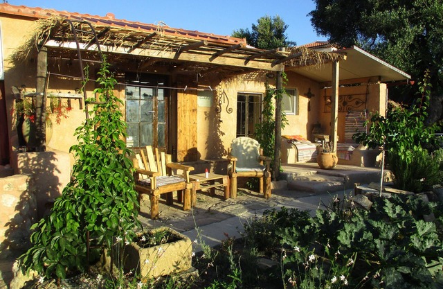 Goatshed, a Romantic Cottage .Sleeps 3.(2 Ideal)Walk to long sandy beach.