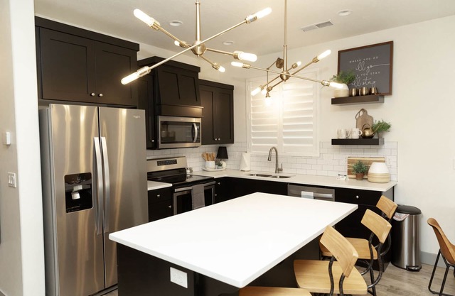 🏆 Gold Rush 🏆 -Modern Decorated Townhome/Xbox fun!