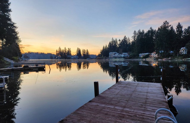 Golden Accents on Long Lake- Kayaks & Paddle boards included