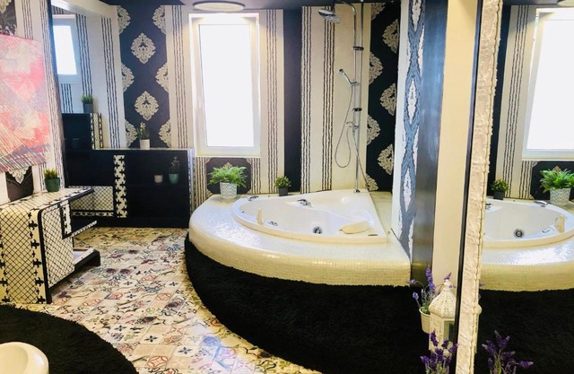 Golden Pearl - jacuzzi top center luxury apartment