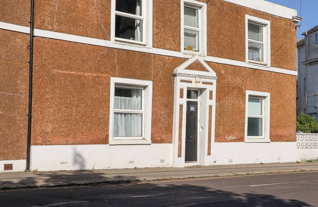 GOLDHURST APARTMENT, pet friendly, with open fire in Hastings