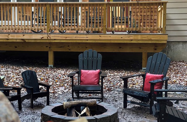 Golf Cart available. Dog-Friendly Cozy Cabin. Fireplace, Kayaks & Game Room.
